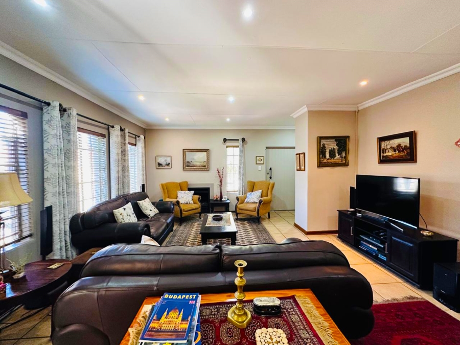 3 Bedroom Property for Sale in Kannoniers Park North West